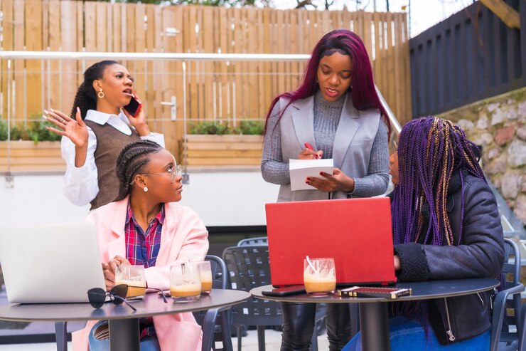 young-businesswomen-black-ethnicity-business-meeting-cafeteria-with-computers-talking-phone_242111-5908